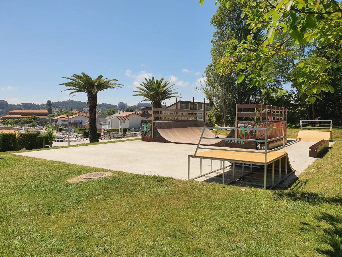 Foto del skatepark de Luanco junto a la Playa.